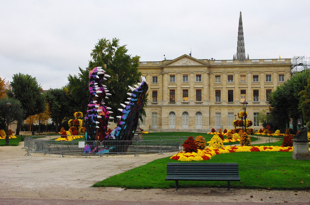 Jardin de la mairie et la statue crocodile
